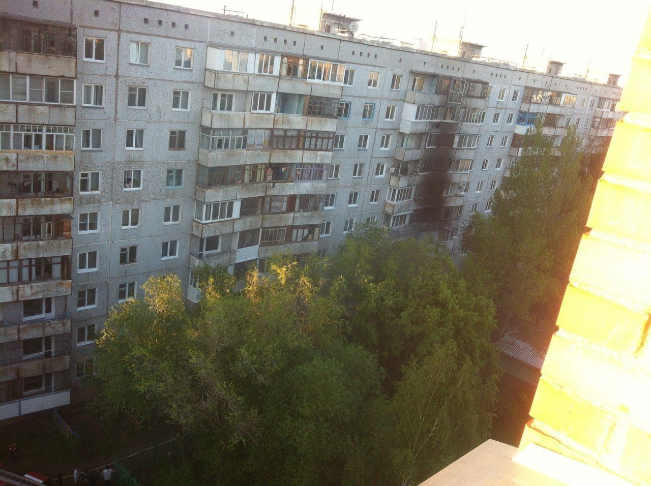 В Омске из-за детской шалости загорелось шесть квартир на Дианова В Омске из-за детской шалости загорелось шесть квартир на Дианова