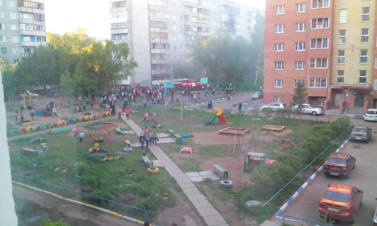 В Омске из-за детской шалости загорелось шесть квартир на Дианова В Омске из-за детской шалости загорелось шесть квартир на Дианова