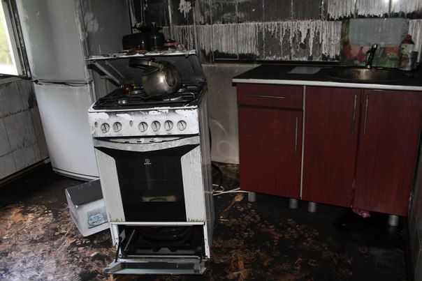 Омичи собирают помощь погорельцам на Дианова и показывают фото их закопченных квартир Омичи собирают помощь погорельцам на Дианова и показывают фото их закопченных квартир