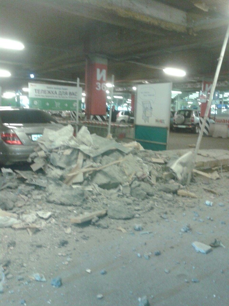 На парковке в омской «МЕГЕ» обрушился потолок — соцсети На парковке в омской «МЕГЕ» обрушился потолок — соцсети