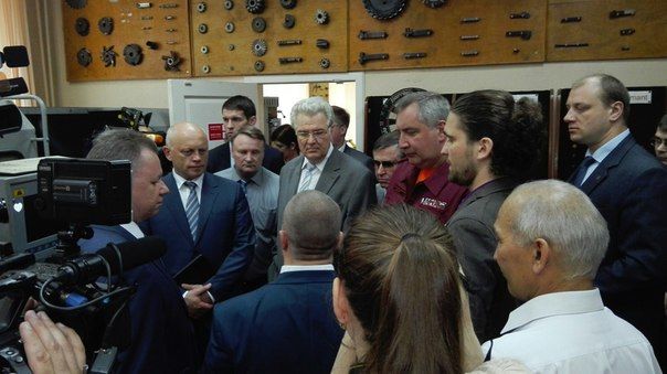 Рогозину объяснили про бедную школу и сделали селфи