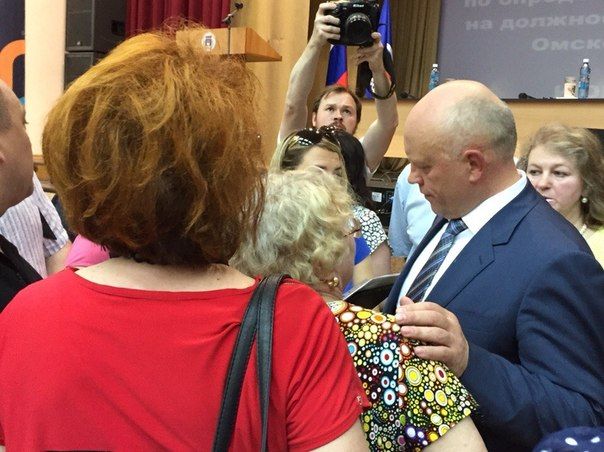 Праймериз ЕР, день второй: Назарова атаковали бабушки, а «недокандидаты» почувствовали себя губернаторами Праймериз ЕР, день второй: Назарова атаковали бабушки, а «недокандидаты» почувствовали себя губернаторами