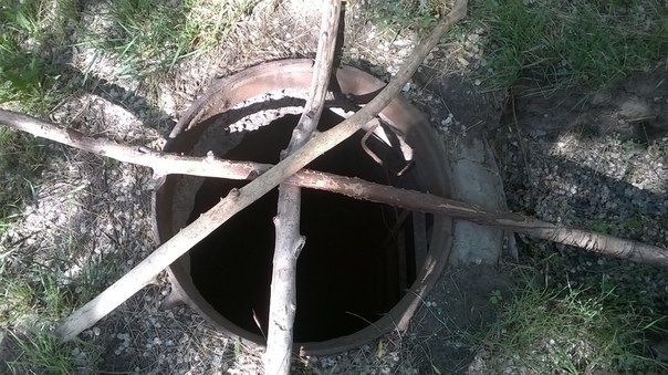 В Омске подземные колодцы начали прикрывать ветками В Омске подземные колодцы начали прикрывать ветками
