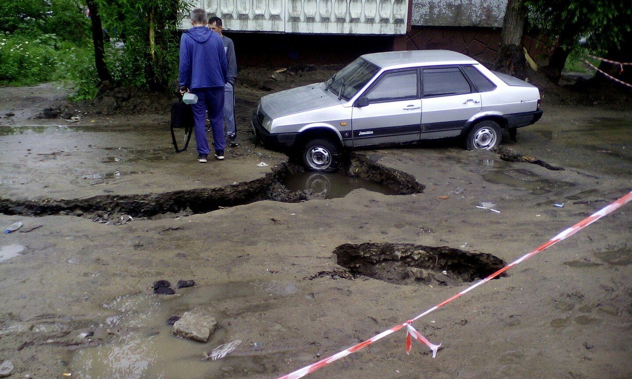 После дождя в Омске несколько авто провалились в асфальт После дождя в Омске несколько авто провалились в асфальт