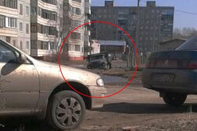 Омич устроил пикет против лужи в городе Омич устроил пикет против лужи в городе
