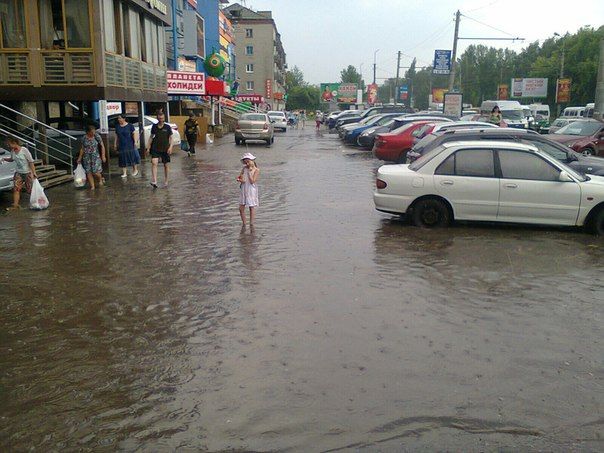Ураган в Омске практически заполнил омскую дорогу упавшими деревьями Ураган в Омске практически заполнил омскую дорогу упавшими деревьями