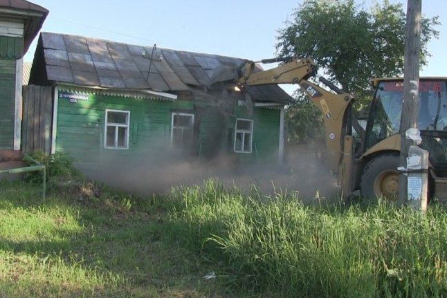 Омские приставы выселили цыган и снесли дом вместе с верандой и сараем