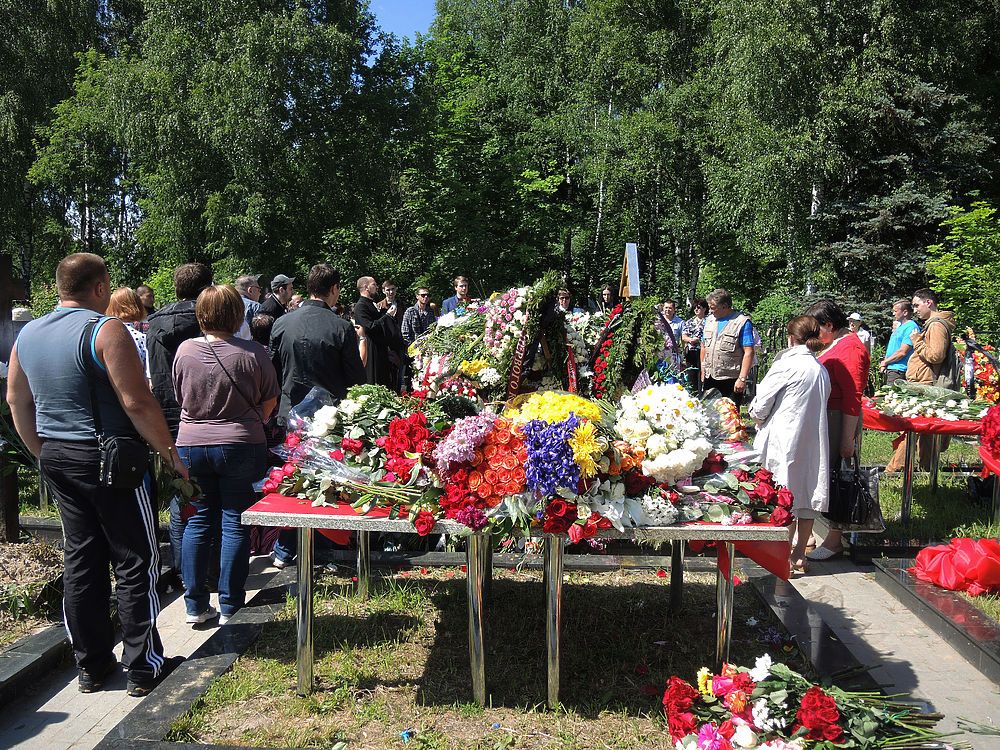 Семья и поклонники проводили в последний путь Жанну Фриске Семья и поклонники проводили в последний путь Жанну Фриске