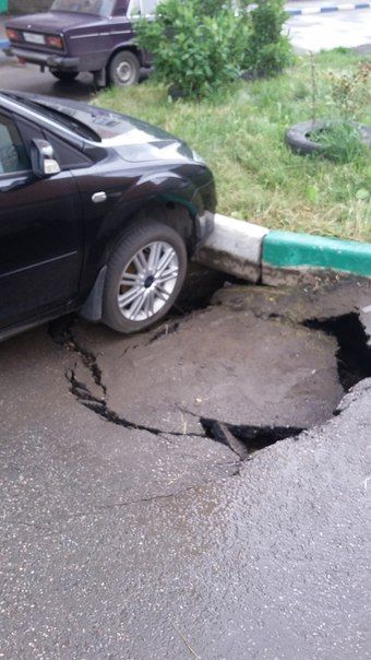 На Левобережье под автомобилем провалился асфальт На Левобережье под автомобилем провалился асфальт
