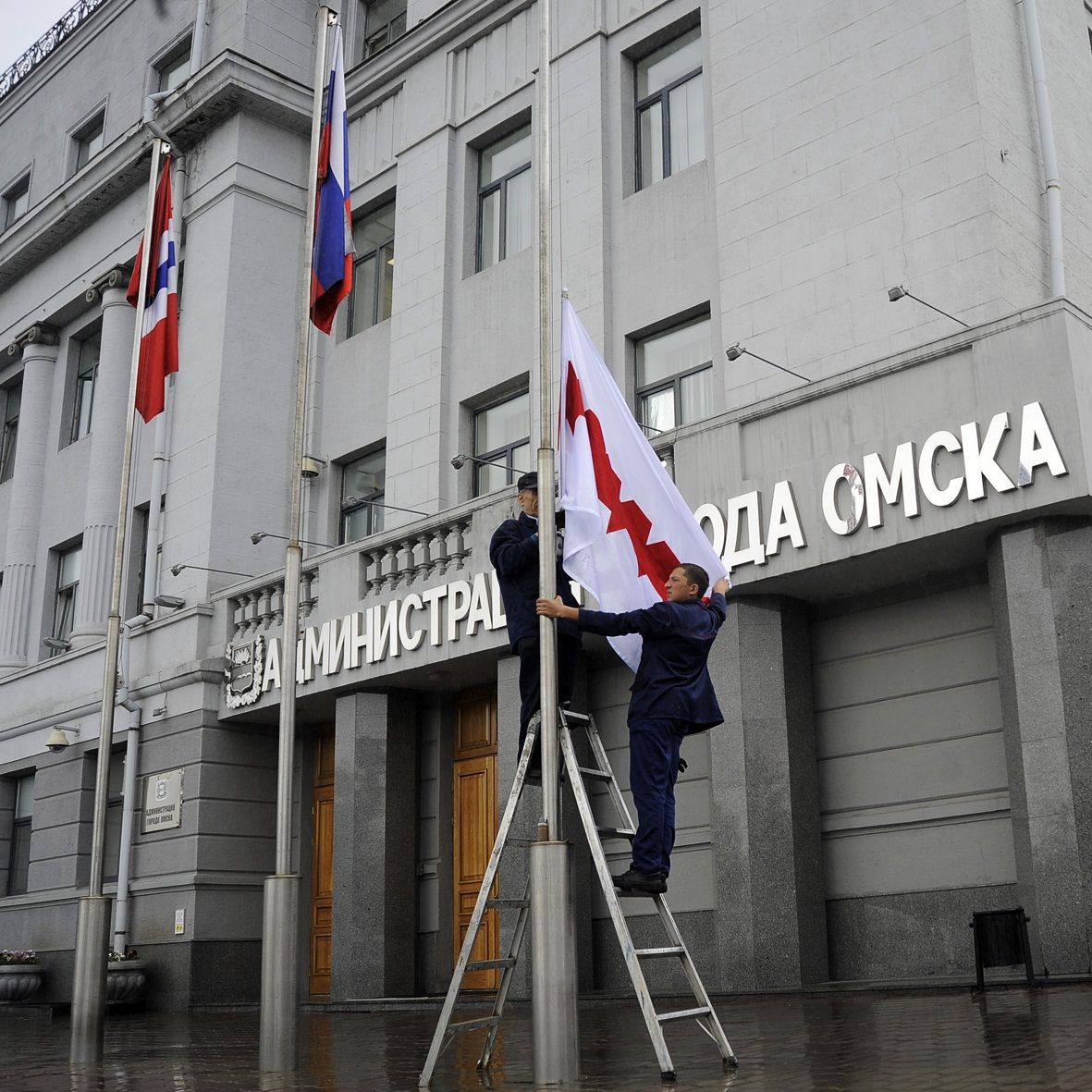 Мэрия Омска вывесила новый флаг города
