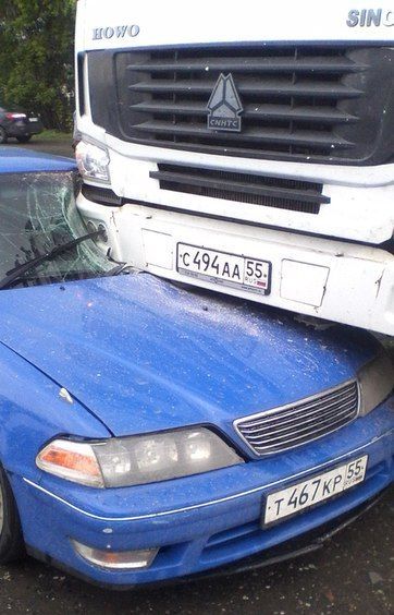 В Омске автомобиль после ДТП залетел под стоящий самосвал В Омске автомобиль после ДТП залетел под стоящий самосвал