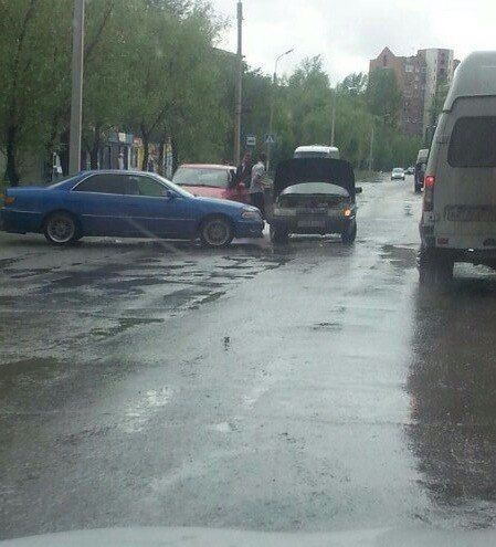 В Омске автомобиль после ДТП залетел под стоящий самосвал В Омске автомобиль после ДТП залетел под стоящий самосвал