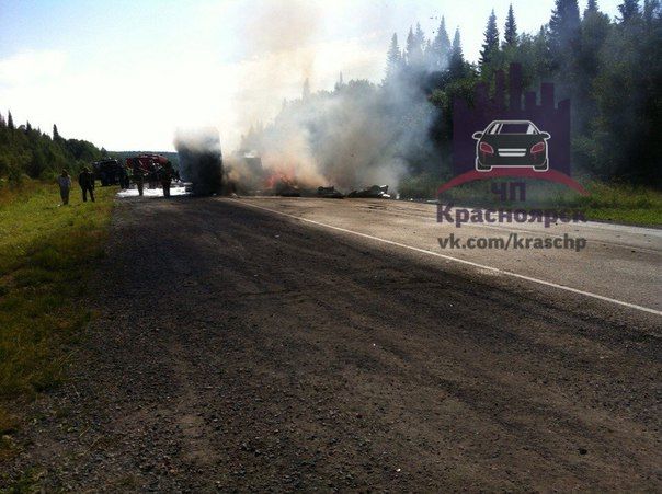 При столкновении фуры и рейсового автобуса под Красноярском погибли 11 человек При столкновении фуры и рейсового автобуса под Красноярском погибли 11 человек