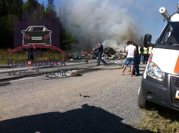 При столкновении фуры и рейсового автобуса под Красноярском погибли 11 человек При столкновении фуры и рейсового автобуса под Красноярском погибли 11 человек