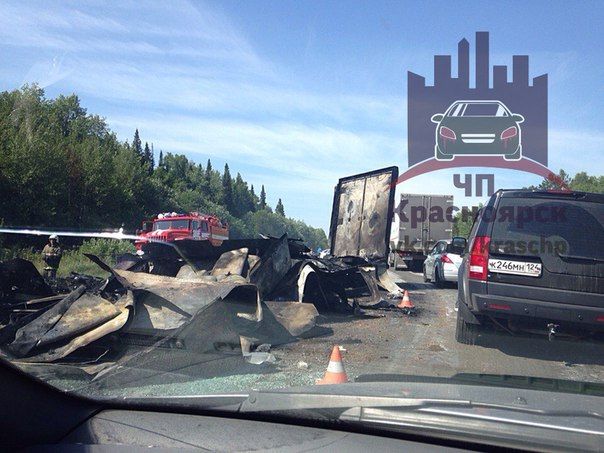 При столкновении фуры и рейсового автобуса под Красноярском погибли 11 человек При столкновении фуры и рейсового автобуса под Красноярском погибли 11 человек