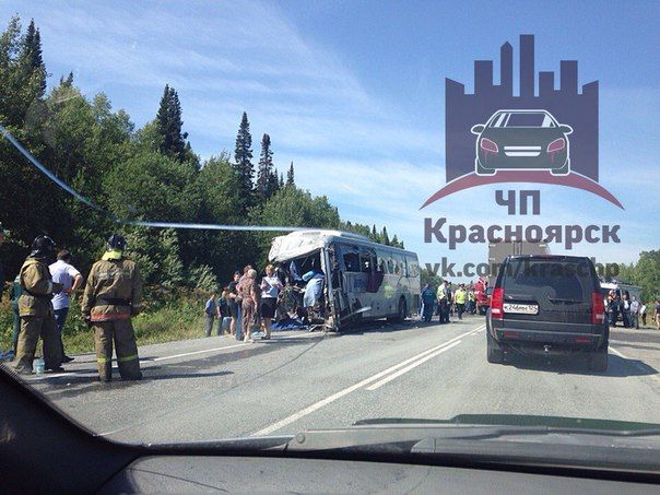 При столкновении фуры и рейсового автобуса под Красноярском погибли 11 человек При столкновении фуры и рейсового автобуса под Красноярском погибли 11 человек