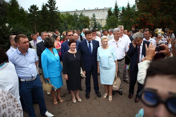 По улицам Омска прошелся красочный театральный карнавал По улицам Омска прошелся красочный театральный карнавал