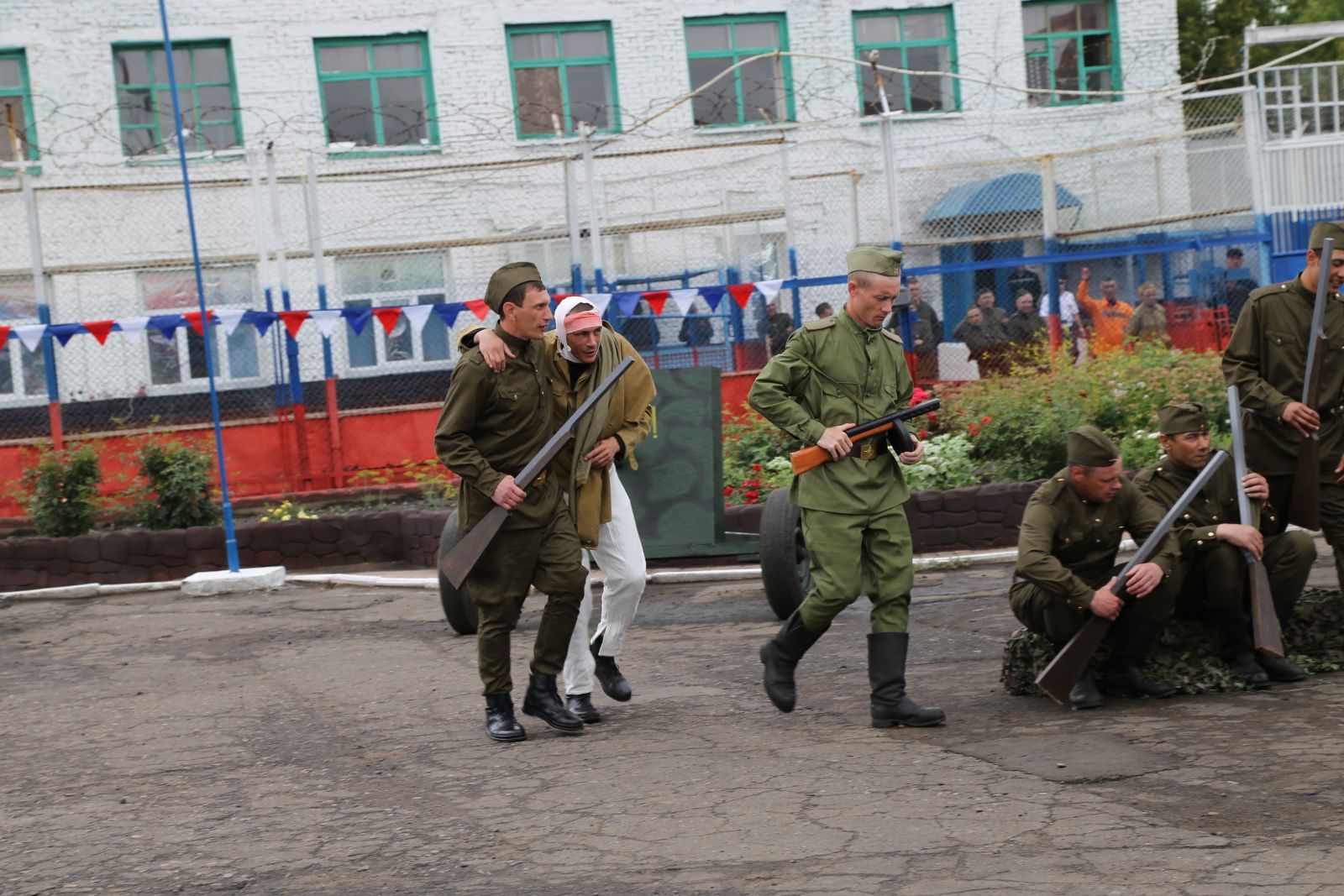В омской колонии стреляли из танка В омской колонии стреляли из танка