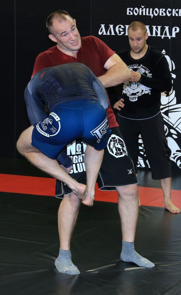 Боец UFC Алексей Олейник в Омске раскрыл секреты своих досрочных побед Боец UFC Алексей Олейник в Омске раскрыл секреты своих досрочных побед