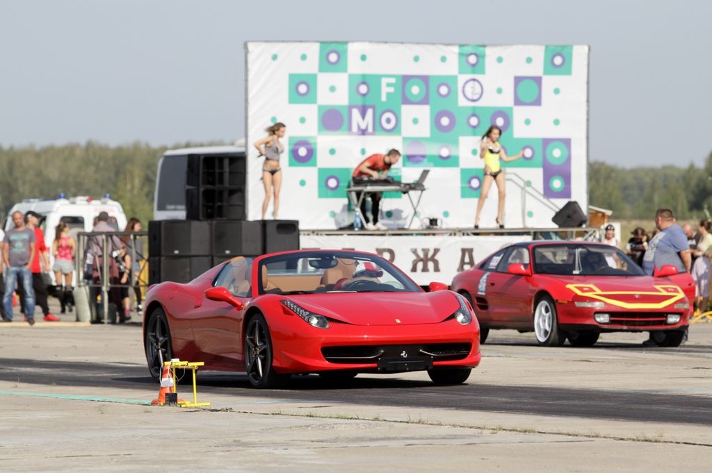 В Омске министр обогнал самолет на красной Ferrari В Омске министр обогнал самолет на красной Ferrari