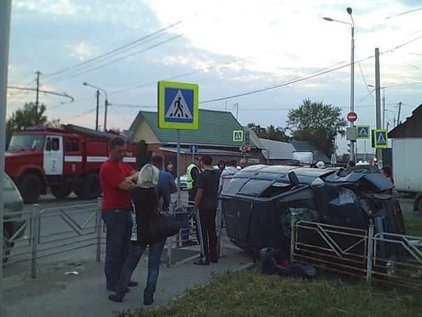 В центре Омска пьяный водитель разбил в ноль «Тойоту» и чудом остался жив В центре Омска пьяный водитель разбил в ноль «Тойоту» и чудом остался жив