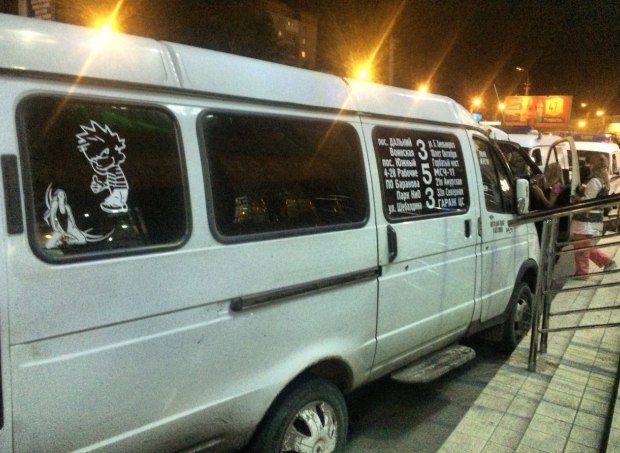 В Омске водитель маршрутки снес зеркало скорой и убежал с места аварии В Омске водитель маршрутки снес зеркало скорой и убежал с места аварии