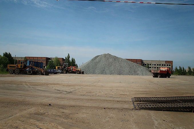 Стало известно, кто по ночам вывозит казенный щебень с окрестностей омской Федоровки