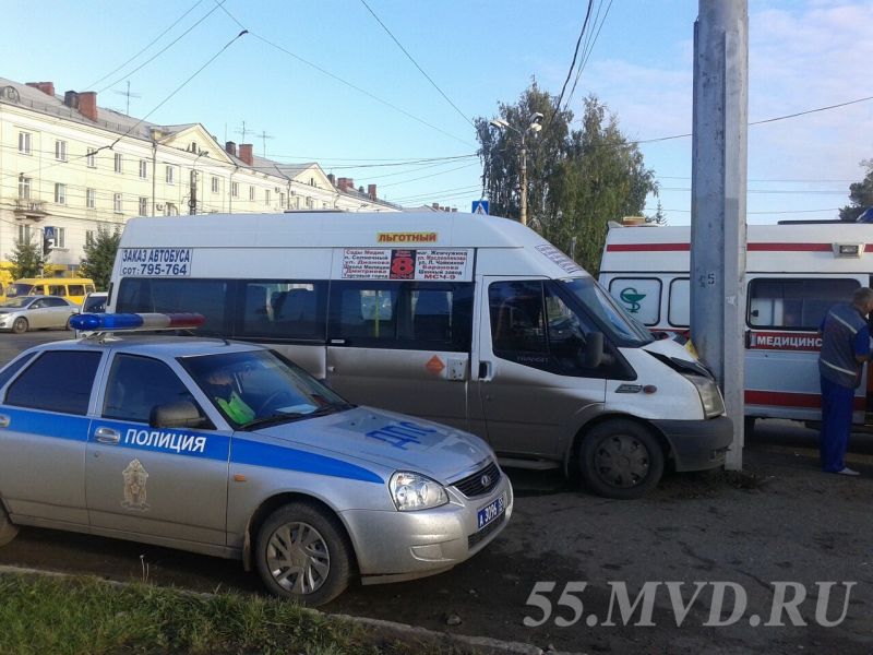 В Омске маршрутка врезалась в столб: пострадали пятеро пассажиров В Омске маршрутка врезалась в столб: пострадали пятеро пассажиров