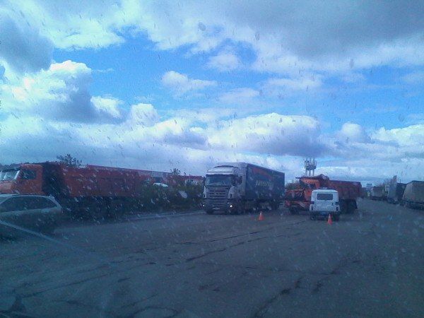 При выезде из Омска схлестнулись два КамАЗа При выезде из Омска схлестнулись два КамАЗа
