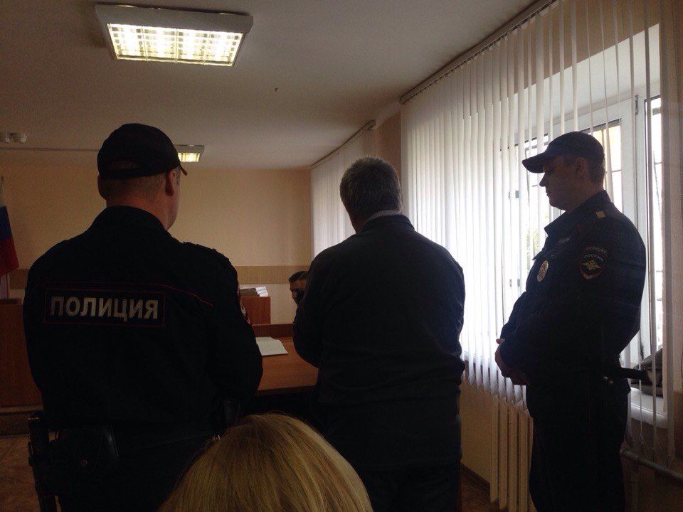 Экс-главу омского минимущества Стерлягова поздравили с юбилеем в суде