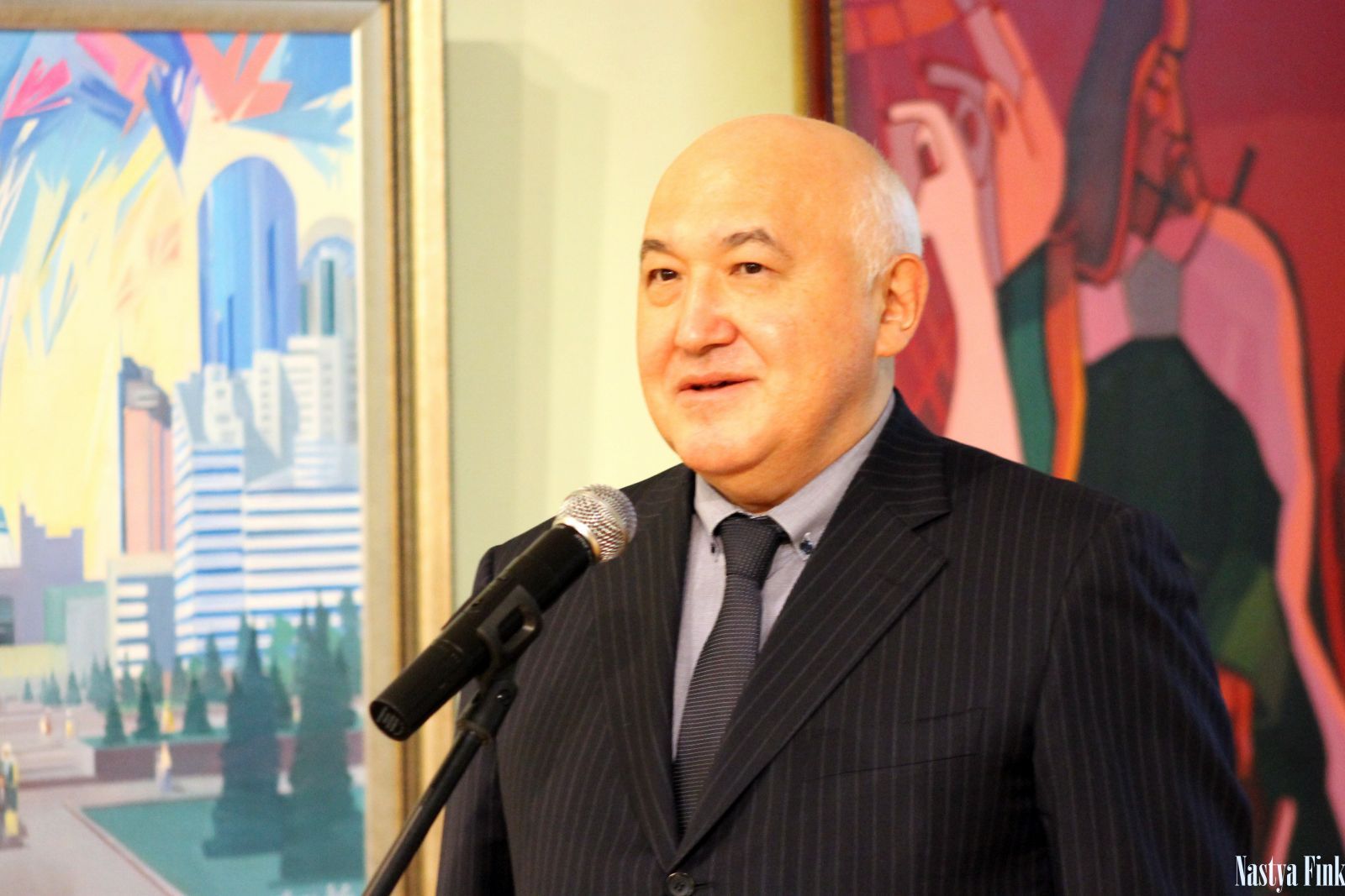 Консул Казахстана Эльдар Кунаев призвал омичей на «Мост дружбы» из картин