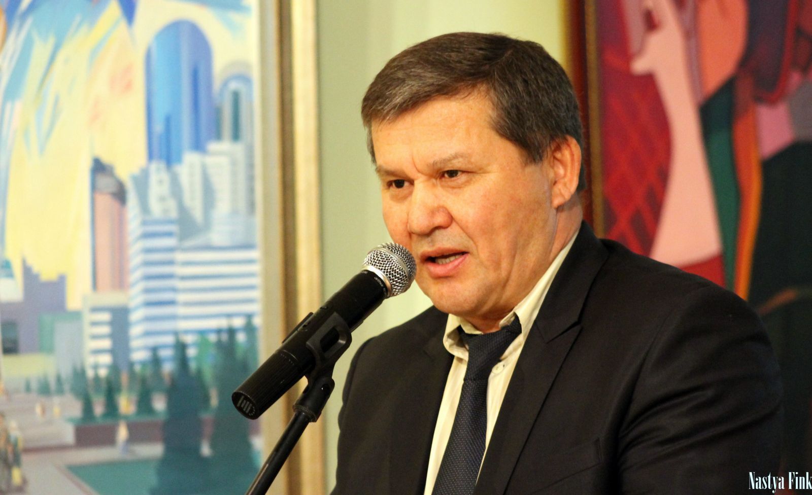 Консул Казахстана Эльдар Кунаев призвал омичей на «Мост дружбы» из картин