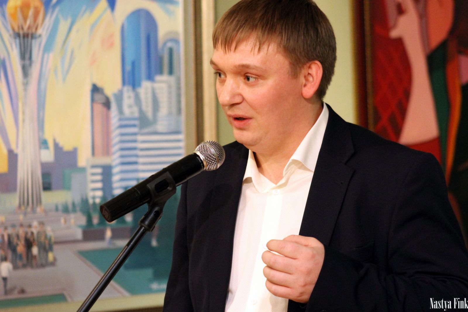 Консул Казахстана Эльдар Кунаев призвал омичей на «Мост дружбы» из картин