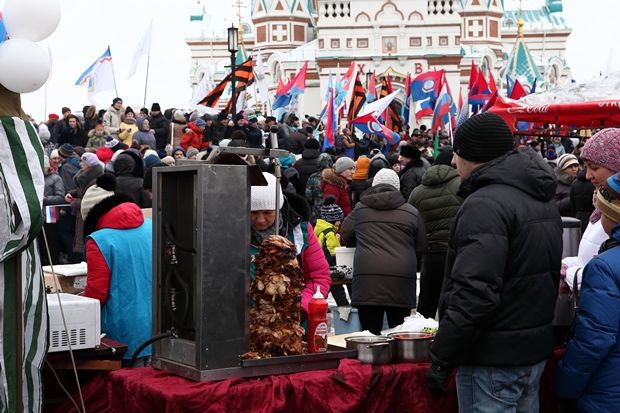 Тысячи омичей вышли на Соборную площадь в честь Дня народного единства Тысячи омичей вышли на Соборную площадь в честь Дня народного единства