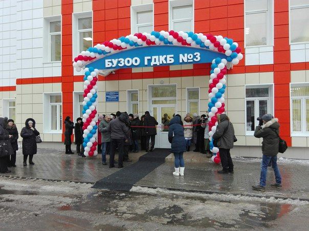 Голодец и Назаров под дождем открыли новый корпус детской больницы в Омске