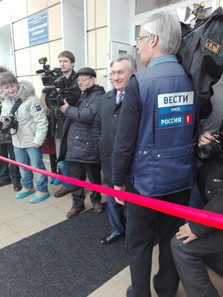 Голодец и Назаров под дождем открыли новый корпус детской больницы в Омске