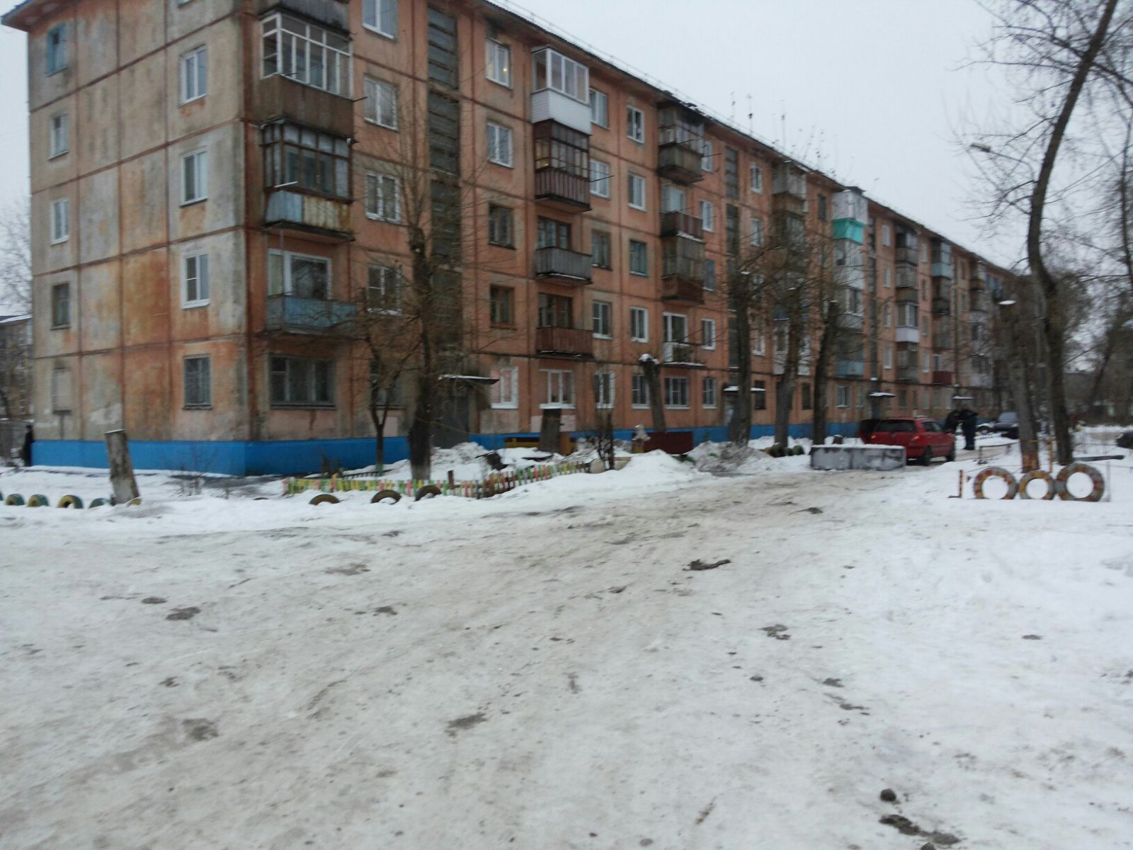 Дворовые войны: жителям Нефтяников загородили проезд к дому бетонной плитой