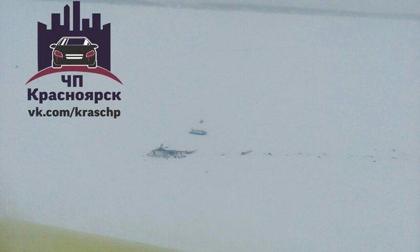 Из вертолета Ми-8, упавшего на лед Енисея, спасают выживших вахтовиков