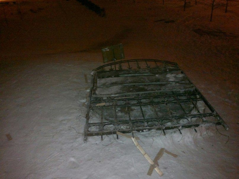 В саду «Сибирь» яму возле детской горки закрыли после возмущения пользователей омских соцсетей В саду «Сибирь» яму возле детской горки закрыли после возмущения пользователей омских соцсетей