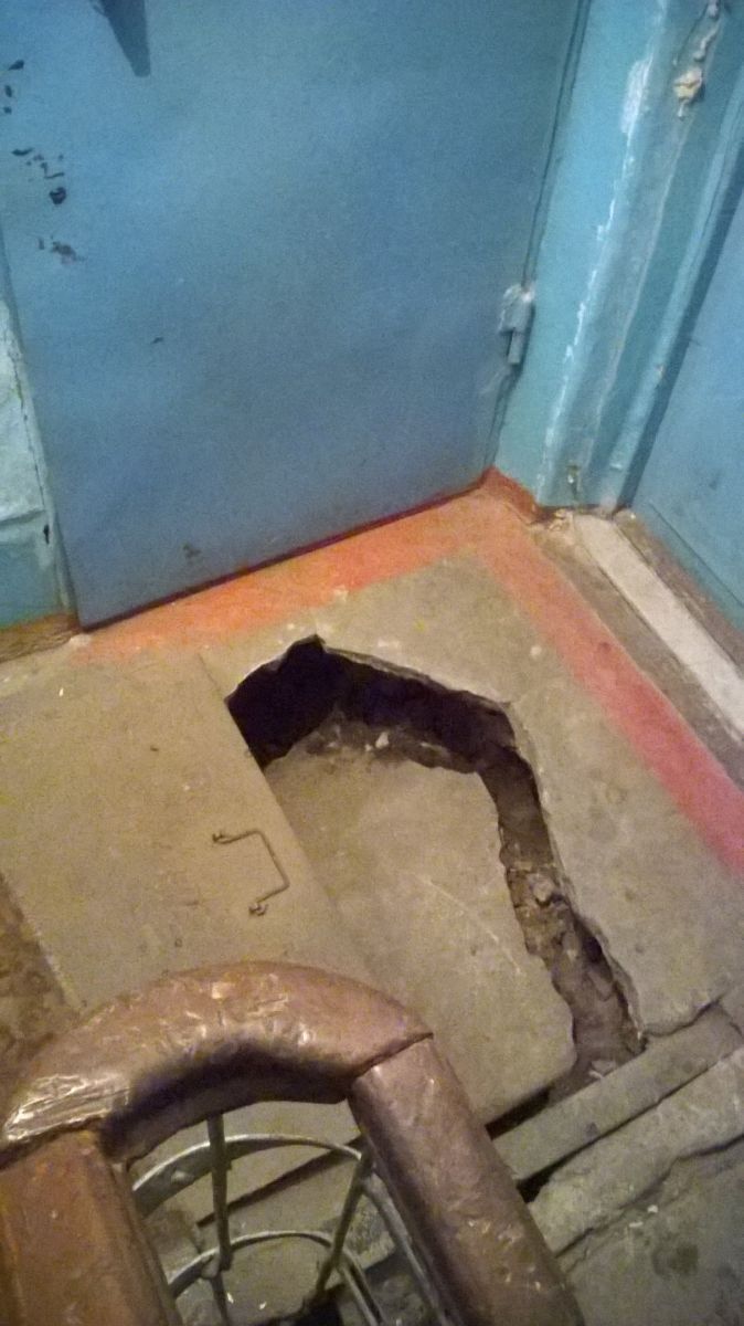 В подъезде омского дома провалился пол В подъезде омского дома провалился пол