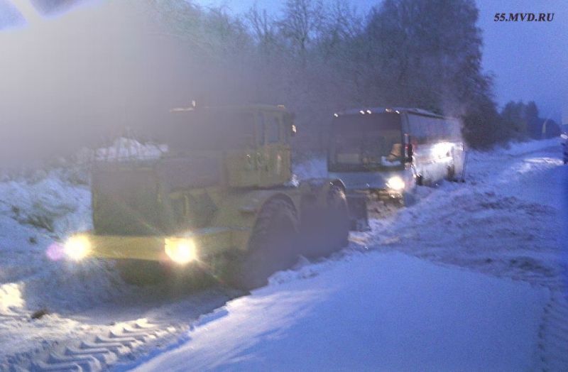 На омской трассе спасли пассажиров слетевшего в кювет автобуса до Астаны На омской трассе спасли пассажиров слетевшего в кювет автобуса до Астаны
