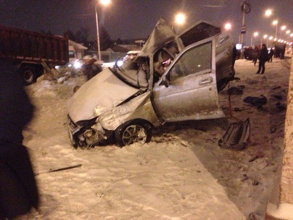 Грузовик «впечатал» «Приору» в дом на 24-й Северной в Омске Грузовик «впечатал» «Приору» в дом на 24-й Северной в Омске