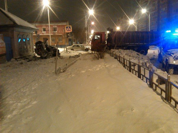 Грузовик «впечатал» «Приору» в дом на 24-й Северной в Омске Грузовик «впечатал» «Приору» в дом на 24-й Северной в Омске