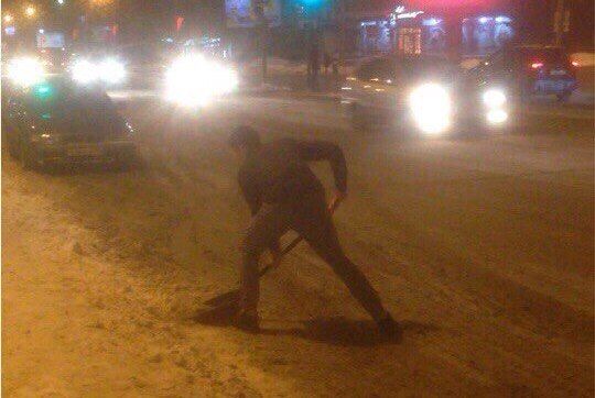 Бум дорожных волшебников: в Омске появился еще и «снежный фей» Бум дорожных волшебников: в Омске появился еще и «снежный фей»