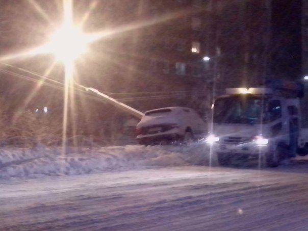 Вылетевший на «встречку» Porsche Cayenne врезался в столб в центре Омска Вылетевший на «встречку» Porsche Cayenne врезался в столб в центре Омска