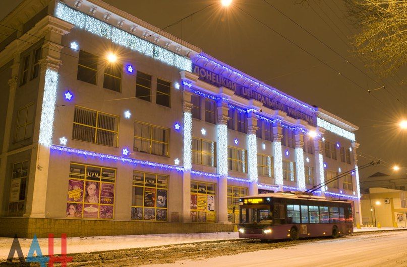 Жители Донецка забыли о войне, украсив город к Новому году