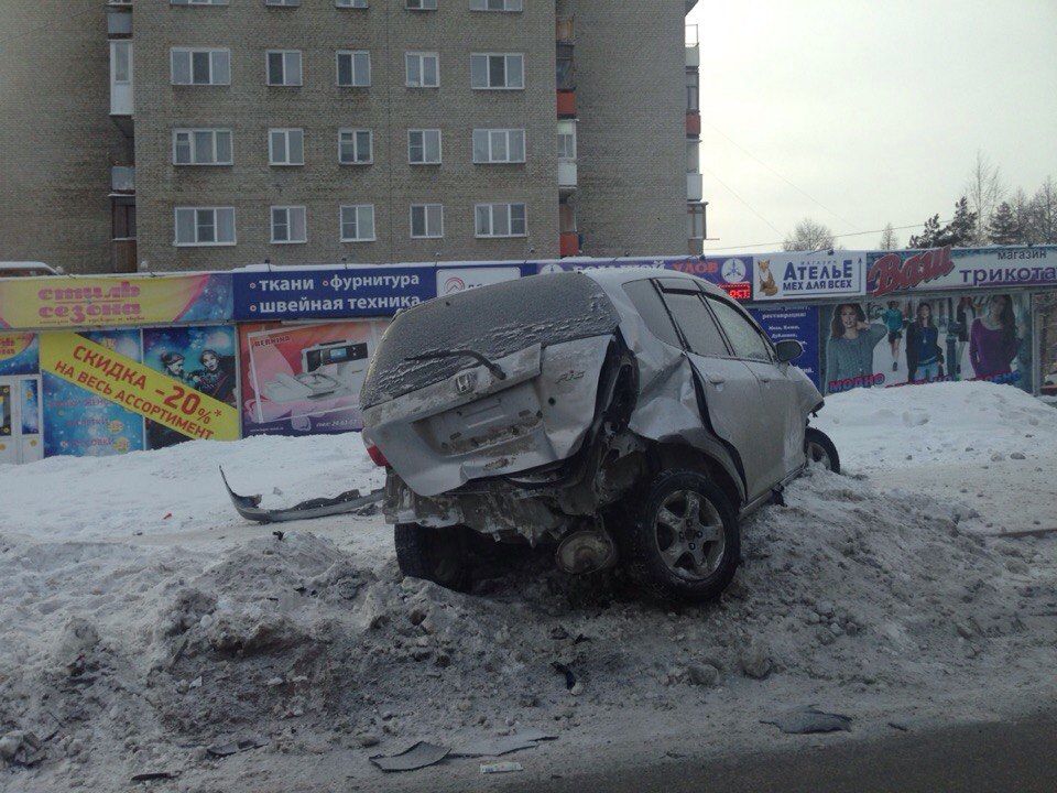Авария на Красном пути парализовала движение в сторону центра Авария на Красном пути парализовала движение в сторону центра