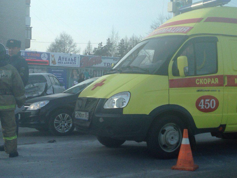 Авария на Красном пути парализовала движение в сторону центра Авария на Красном пути парализовала движение в сторону центра