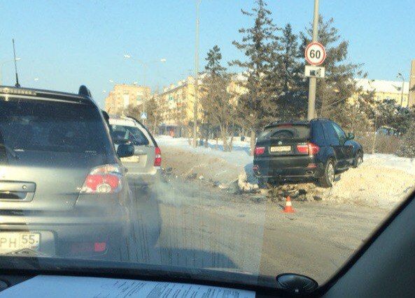 Тройное ДТП на Иртышской Набережной: Toyota, Mercedes и BMW X5 перегородили всю дорогу Тройное ДТП на Иртышской Набережной: Toyota, Mercedes и BMW X5 перегородили всю дорогу