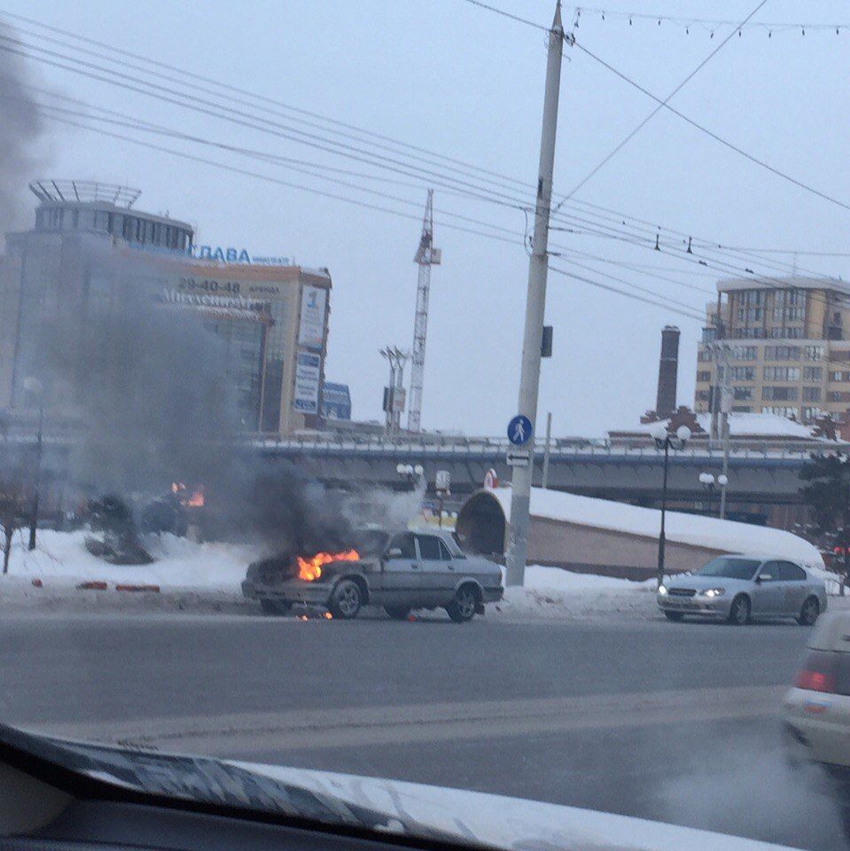 В центре Омска вспыхнула «Волга» с номерами «ААА» В центре Омска вспыхнула «Волга» с номерами «ААА»